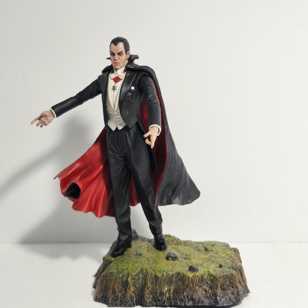 Diamond Select Dracula w Cape & Stand Missing Wolf